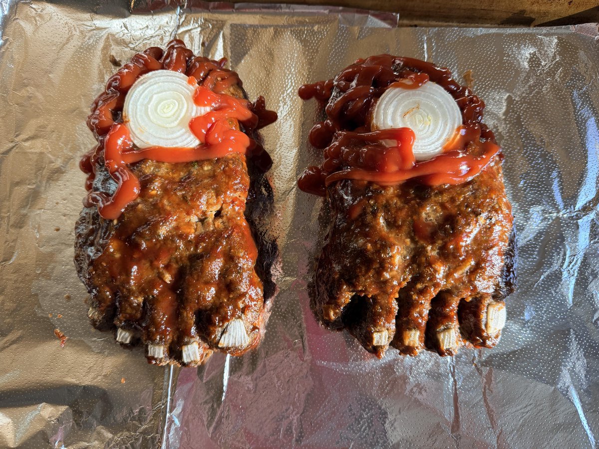 thisislux's tweet image. what's wrong babe, you haven't touched your feetloaf