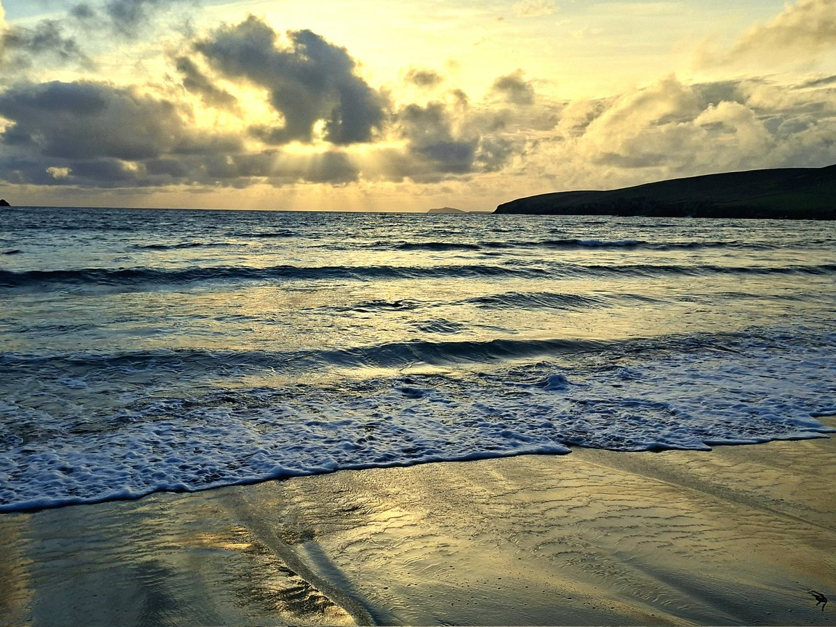 CatherineMMunro's tweet image. Midday sun at 60 degrees north 💛 On the darkest day, there is always light to be found.  It can feel hard to find, harder to hold onto, but it is there. To keep and cultivate the light, to carry it into the darkness, is sometimes all that we can do #Shetland #WinterSolstice