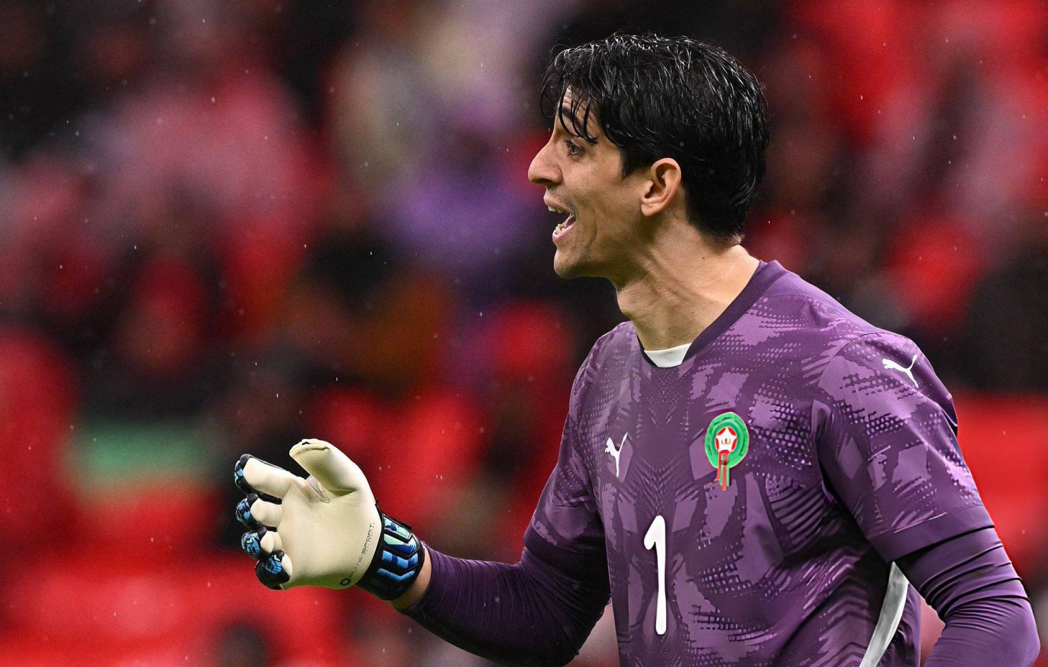 ياسين بونو يحافظ على نظافة شباكه للمباراة السابعة في كأس الأمم الأفريقية، وهو رقم قياسي لحارس مرمى مغربي في تاريخ البطولة، متجاوزاً بادو زكي (6). 