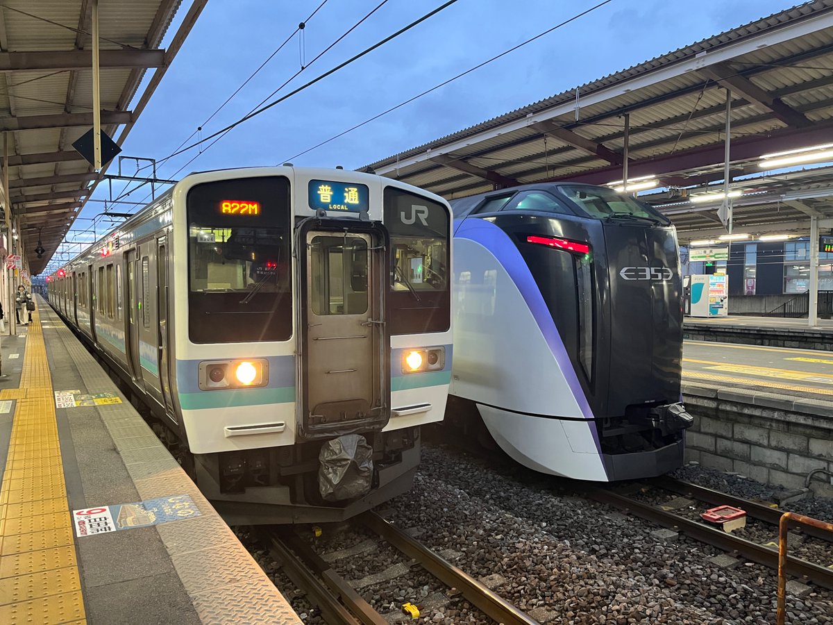 遂にブロックされた。 今日も211系に乗車 隣の電車は特急信州だった 専用の幕じゃなくて特急