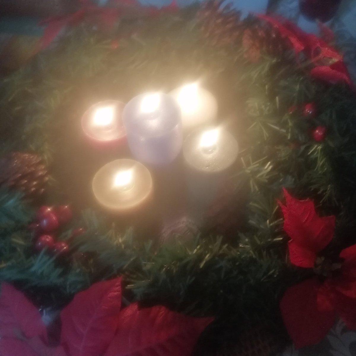 Ya llega. Corred. No os despistéis. No os dejéis enredar con el brillo de falsas luces.
Ya llega. Corred. Va a entrar el Rey de la Gloria. La Luz que ilumina la tiniebla.