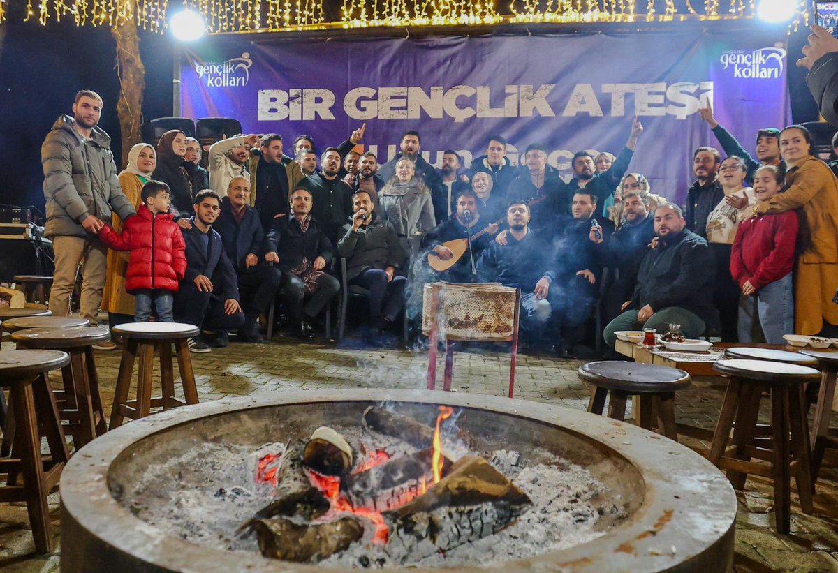 abdullahozdemir's tweet photo. Bir araya gelmenin, aynı ortamı paylaşmanın güzel hali…

“1 Uzun Gece | 1 Sonsuz Ateş”
Genç kardeşlerimizin enerjisiyle, muhabbet ve samimiyet dolu bir geceydi. Teşekkürler gençler, iyi ki varsınız!

@akgencistanbul @Akgencbagcilar https://t.co/orx9O8okTY