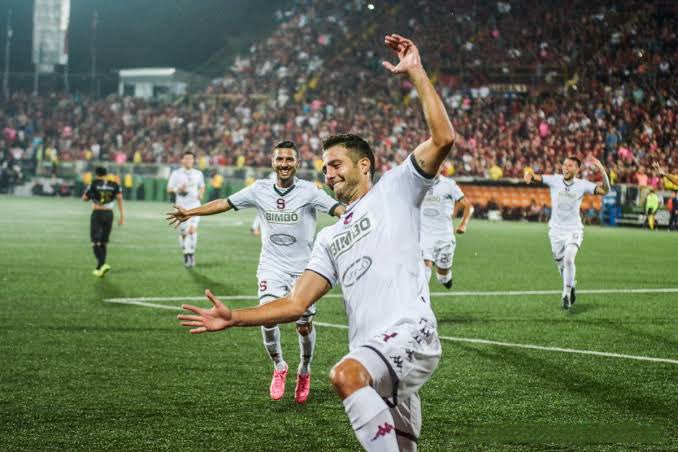 Te gané:
-La 40 (goleados y humillados)
-La 38
-La 35 (goleados)
-La 32 (goleados y en tu casa)
-La 30
Déjenlos celebrar, al fin y al cabo están acostumbrados a vernos campeones en frente, esta les tocó ganar, volveremos.