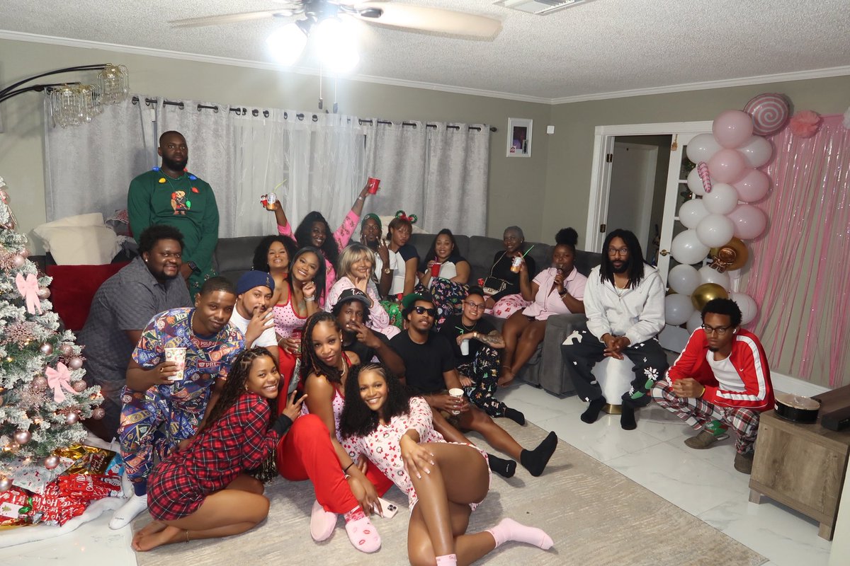 kaeethstallion's tweet photo. Kayla’s 4th Annual Friendsmas 🩷 https://t.co/iQDN1AgGlB