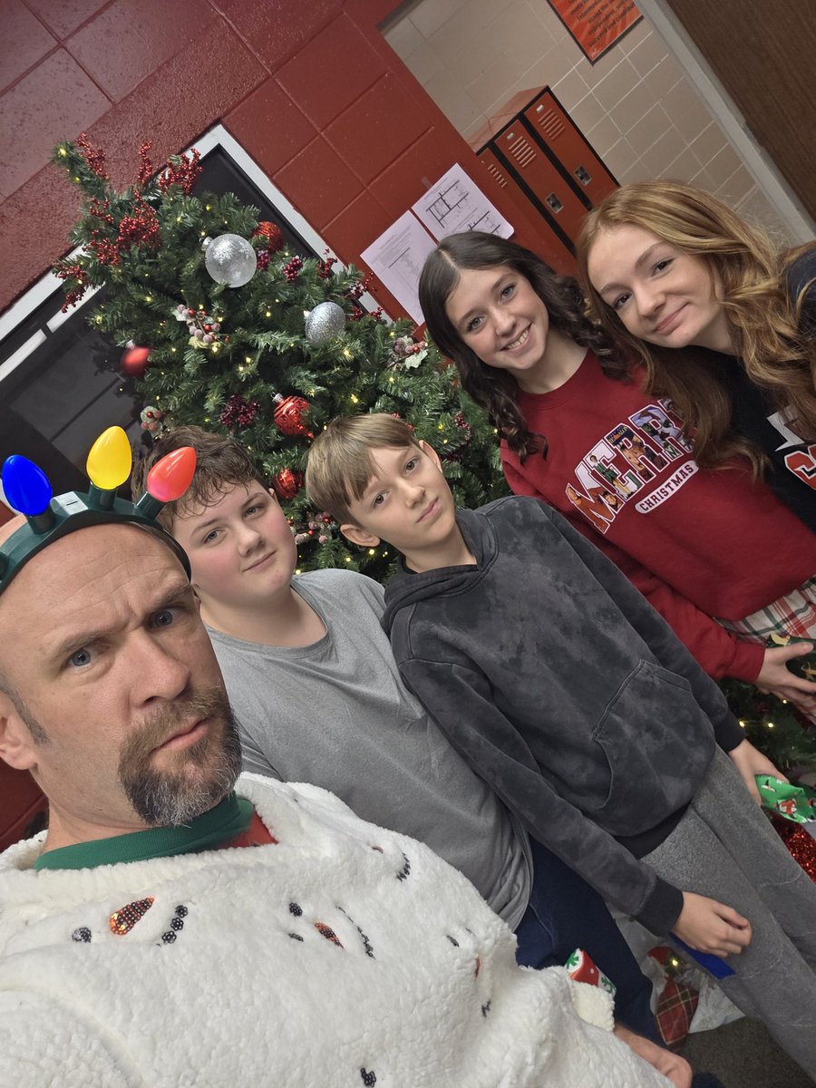 Best office helpers ever! These students know that we can use the help. Have a happy holidays!🌲🐾