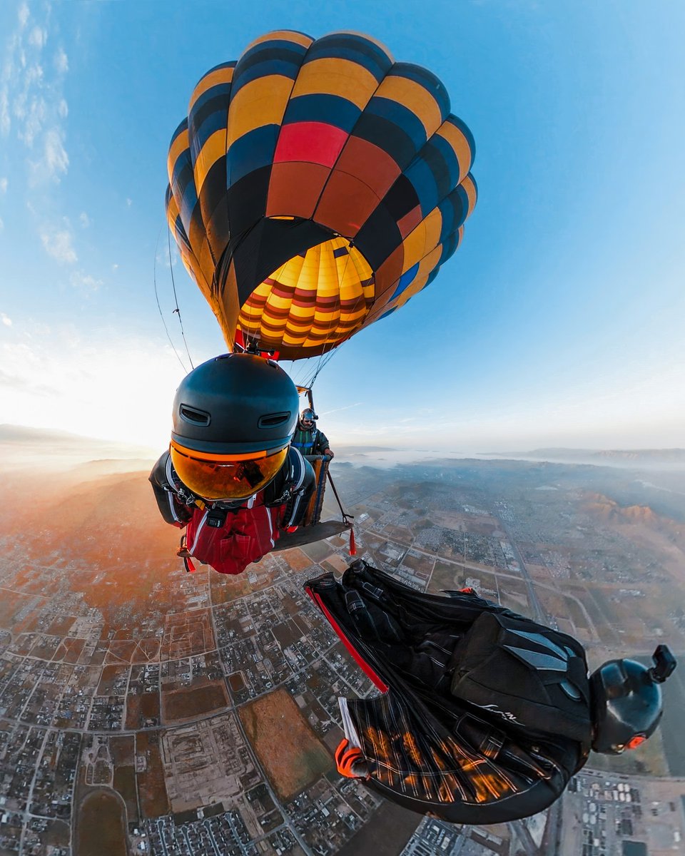 GoPro's tweet image. Photo of the Day: Kasey English knows how to make an exit ✌️

📷 Shot on #GoProMAX

#GoPro #Skydiving #Wingsuit #HotAirBalloon