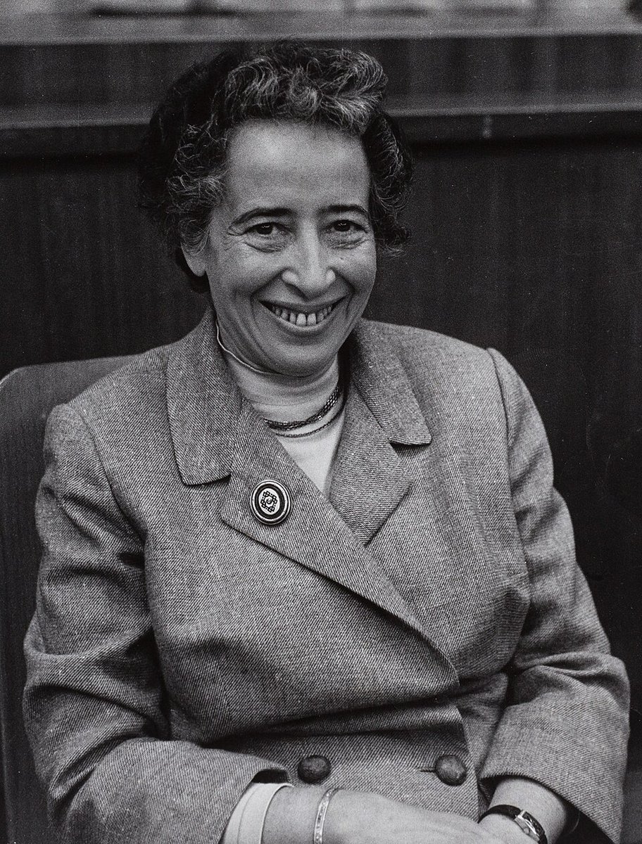 elvin_calcano24's tweet image. Hannah Arendt explica que lo que permite que ocurran los grandes crímenes contra la humanidad (genocidios, limpiezas étnicas, atropellos sistemáticos a minorías, etc.) no son las personas malas como tal, sino la existencia de mayorías que pierden la capacidad de tener juicio.…