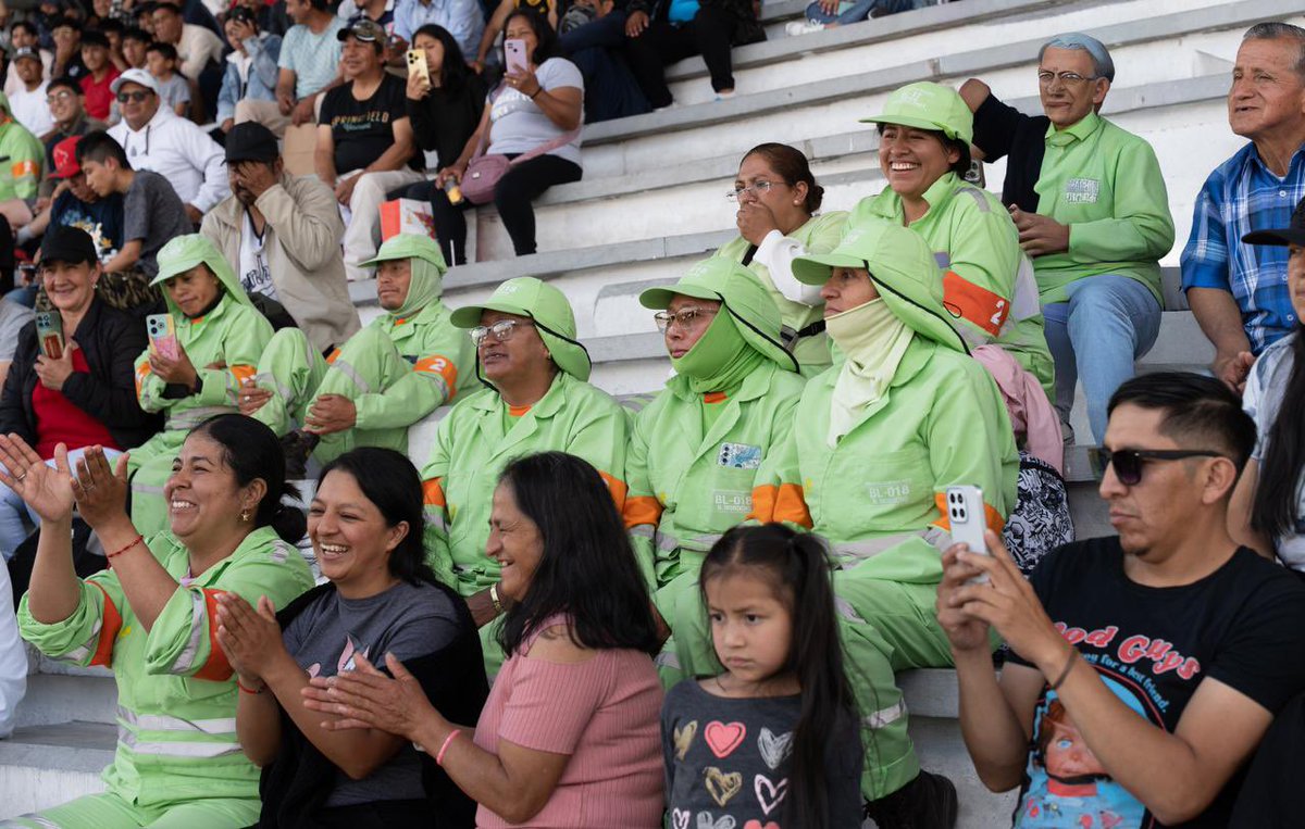 ¡Aquí nadie es más que nadie! 🫶 Todos somos iguales, ustedes hormiguitas #chuas, son el corazón de nuestra ciudad 🐜💚

En este agasajo #navideño agradecemos de corazón a quienes hacen de Cuenca la ciudad más limpia y bonita. Dios les pague por su entrega constante.🙏

Gracias a