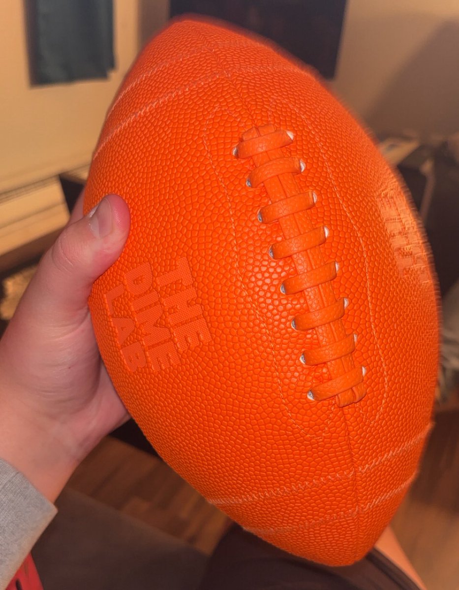 SylasRohl2028's tweet image. Got the @ShopTheDimeLab football for Christmas! 💪🏼

@OLCoachPahl @Coach_StrickOL @pete_nochta13 @Coach_DClark @_CoachHoov @Coach_BMiller 
@Coach_Gunnar @CoachBarnett_OL
@BigBell076 @CoachK_Bell
@Coach_JohnsonOU @247Recruiting @PrepRedzoneIL
@CoachPatRyan @SWiltfong_
@OLMafia…