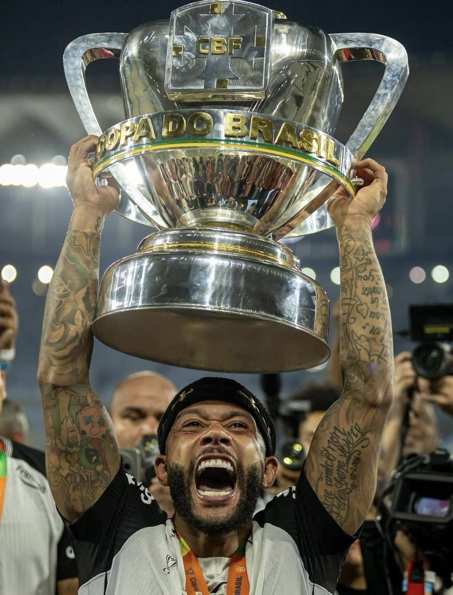 A maior zika reversa da história do futebol.

O Corinthians tinha chances quase nulas de ir para Copa do Brasil e ainda lutava contra o rebaixamento.

Não foi rebaixado, se classificou para a Copa do Brasil e foi campeão.☑️🏆

E o gol do título? Do cara que usei pra cornetar
