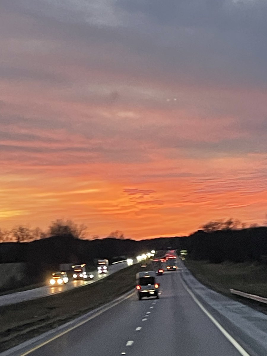 Defiladefire's tweet image. Sunset on the road