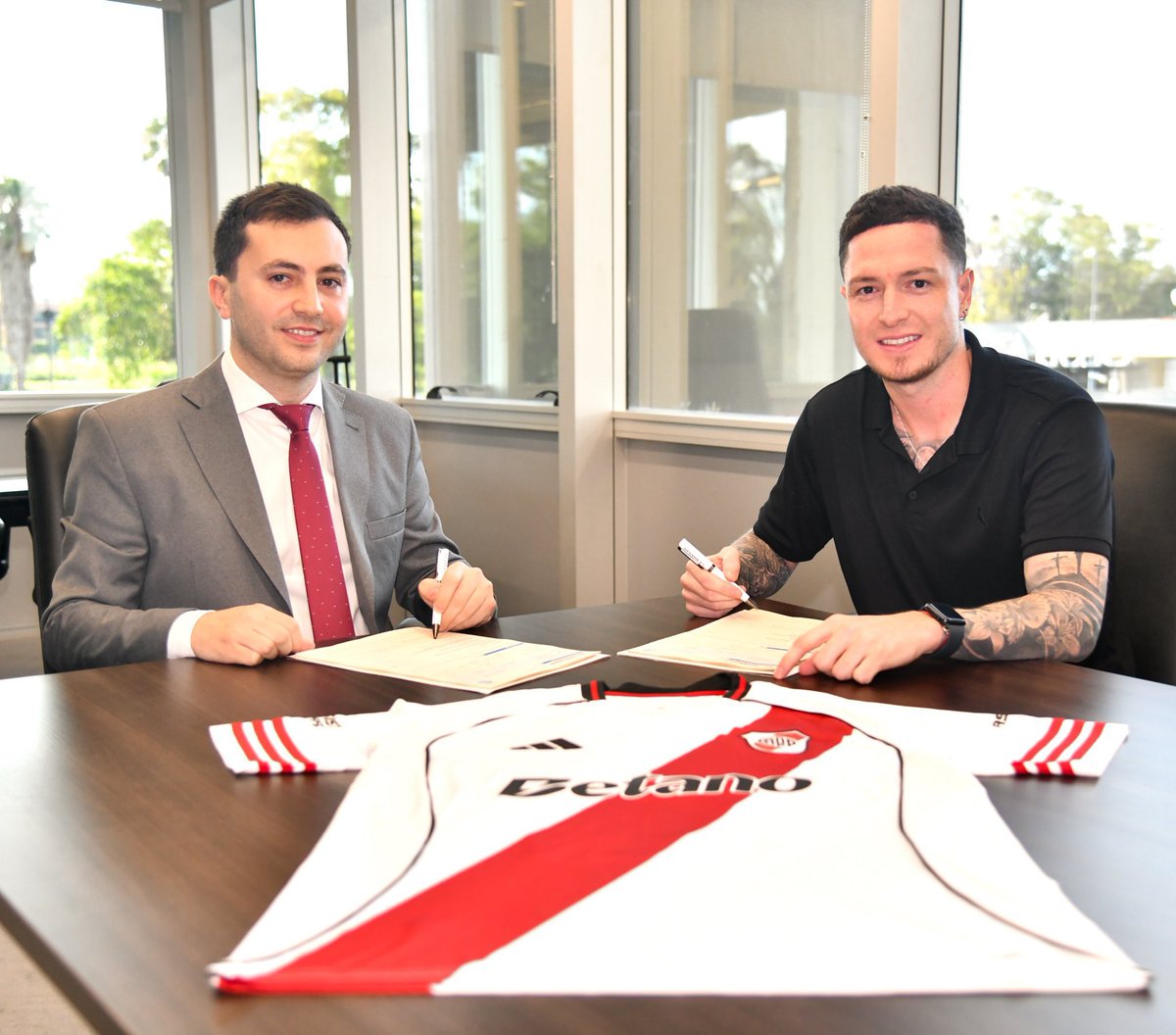 ✍🏻 Junto a Stefano Di Carlo Aníbal Moreno firmó su contrato con #River hasta diciembre de 2029.