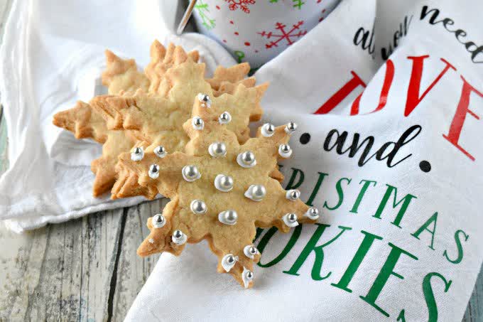 AKitchenHoor's tweet image. There's a secret ingredients in these Irish Shortbread Cookies. It makes them super crunchy and deliciously irresistible. Double the batch because you'll want to nibble on these through the holidays.  #Irishshortbread #shortbreadcookie #TasteOfIreland
➡️ bit.ly/2zG841p