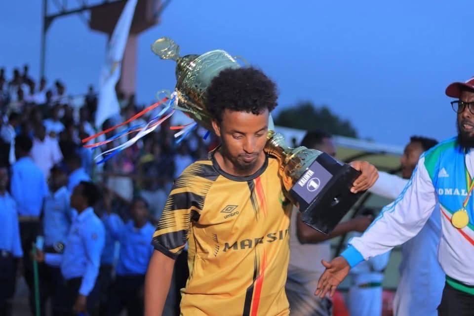 Hanbalyo Marsin Champions !

Waxan Bogaadinaya Dhamaan ba Tartamada Kubada cagta ee Deeganka laga Ciyaaro oo muhimad wayn uleh Badqabka Bulshada iyo dhalinta, waxan si gaar ahaan ubogadinaya xafiska Dhalinyarada iyo Ciyaaraha ee deeganka ee ugu horeeyo Wasiir Mahamed iyo Gudiyada