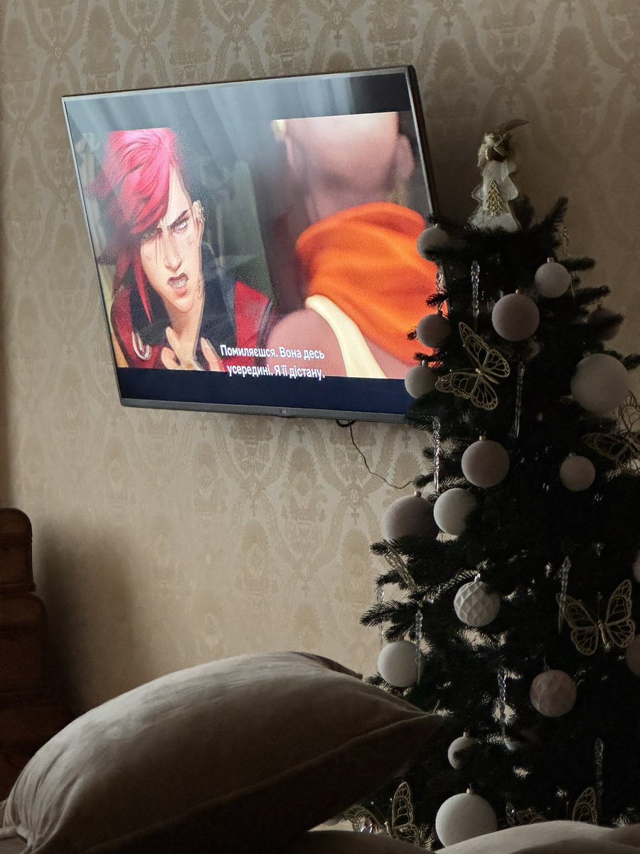 Мої батьки дивляться Аркейн і я не можу передати словами наскільки мені від цього тепло на душі, я така excited і просто чомусь гордість розпирає. 

Це ж вони почали дивитись, бо я купу разів нахвалювала :3 милота

А ще, у нас з мамою одні крашихи на 2: Кейтлін і Джинкс