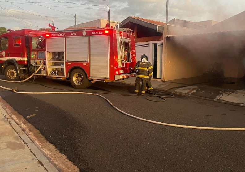 g1bauru's tweet image. 🚒Incêndio atinge casa em condomínio e mobiliza bombeiros de Assis
glo.bo/9a2h3lt #g1 #Assis
