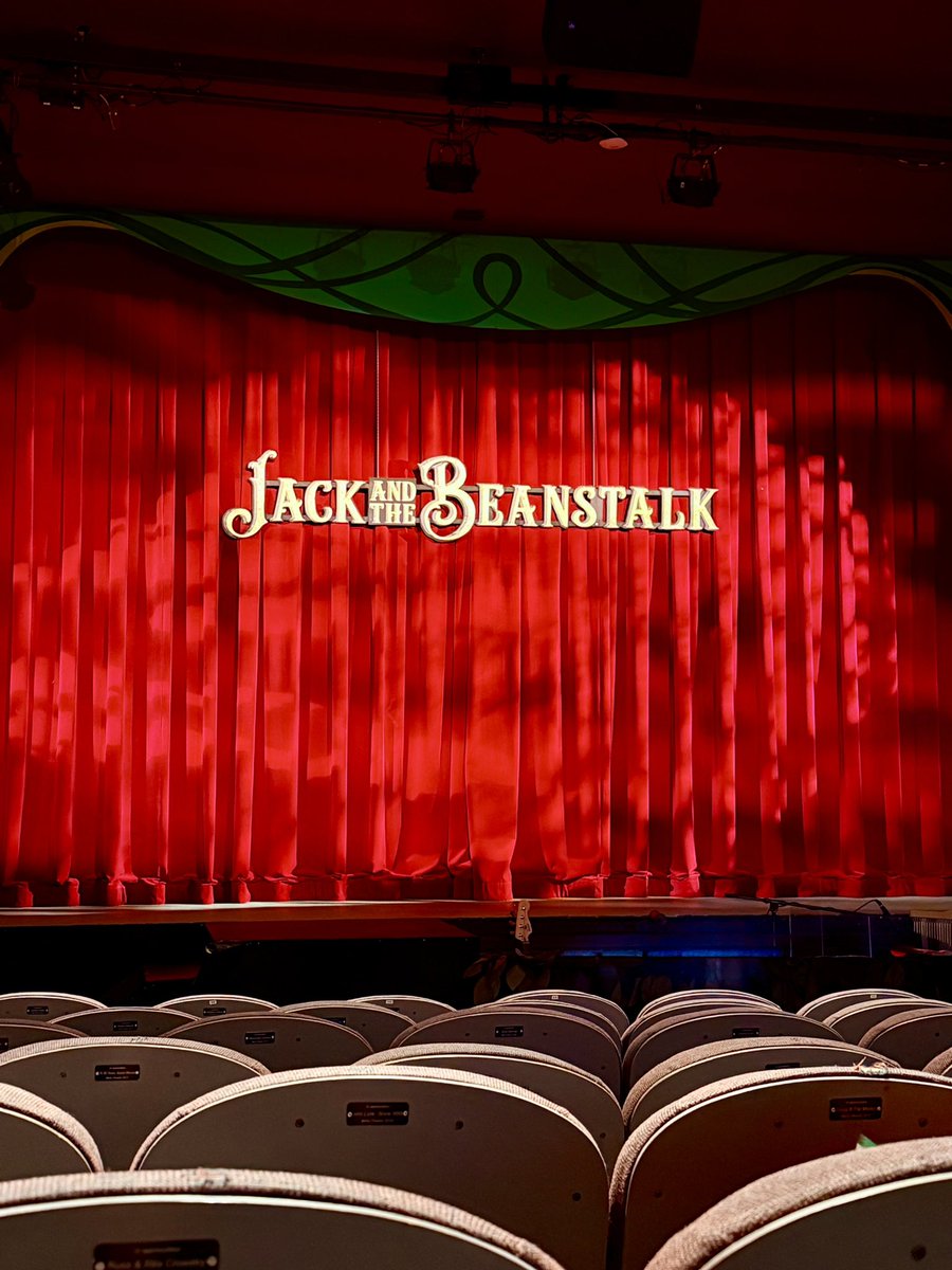 If you haven’t booked tickets to this years <a href="/MetroTheatre/">Metro Theatre</a> panto yet, you must. What a show! #pantomime #vancouverchristmas 🐮🫘