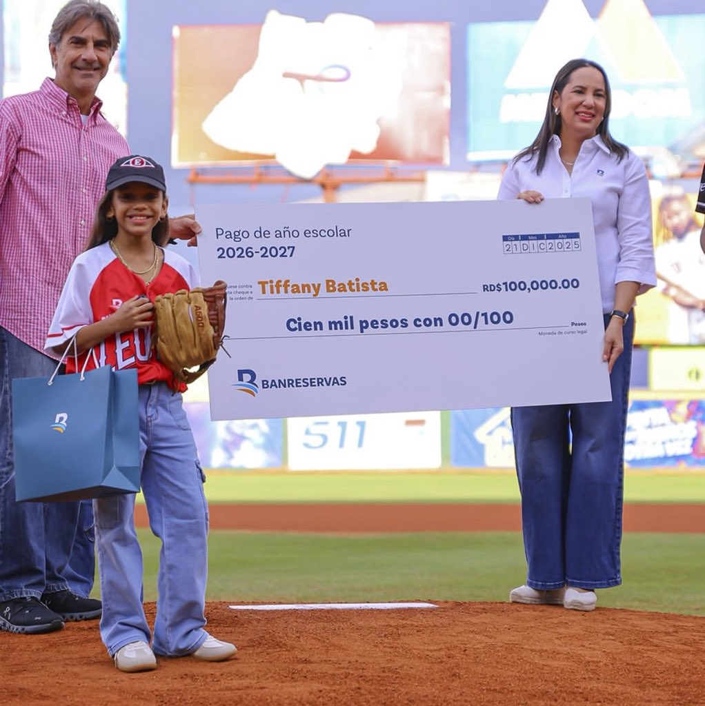 ¡Qué bonito lo que hizo el Escogido! Hace poco vi la historia de una niña que perdió a su papá y era un fanático a muerte de los rojos. La invitaron a lanzar la primera bola, ¡y qué momento! Además, le pagaron su año escolar. ¡Eso sí que es un win para el béisbol! 🙌🏽👏🏽