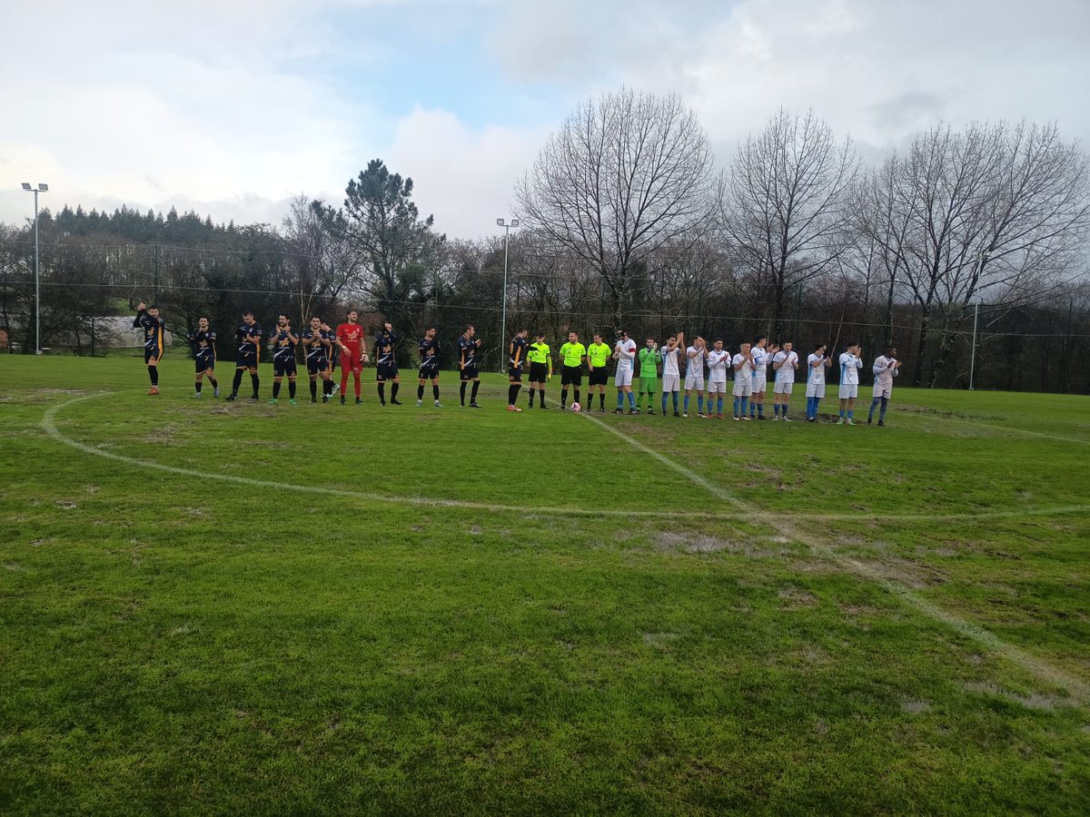 Hoxe caímos no derradeiro partido do 2025, contra o Queixas. Dúas veces conseguimos igualar un resultado adverso, con Pablo Loureiro, en propia, facendo o 1-1 e Eloy anotando o 2-2. O 3-2 definitivo para os locais chegaría de penalti. 

#QueixasArzúa