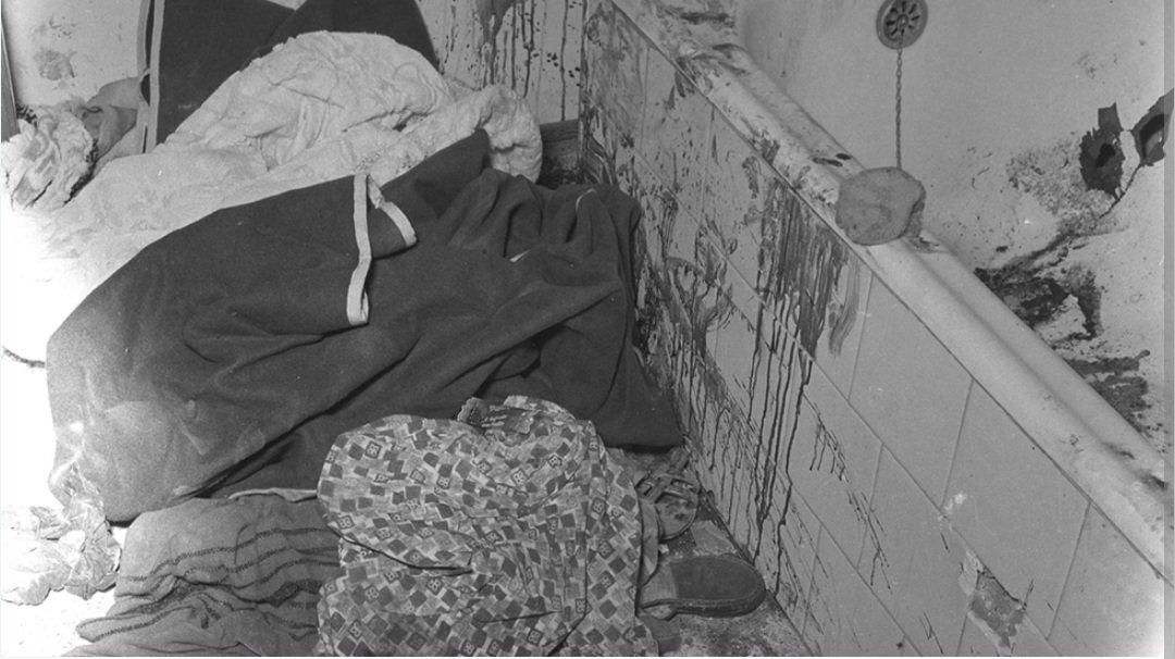 Kıbrıs ta 1963 yılında gözü dönmüş Katil Rum Eoka'lı Katil sürülerinin köylerde, evlerde yaptıkları insanlıkdışı vahşi soykırım  katliamini ve o masum türk şehitlerini unutmadık, unutmayacağız..🇹🇷
 #kanlınoel #Kıbrıs #cyprus #jenocideincyprus #katileoka #EOKAmurderer