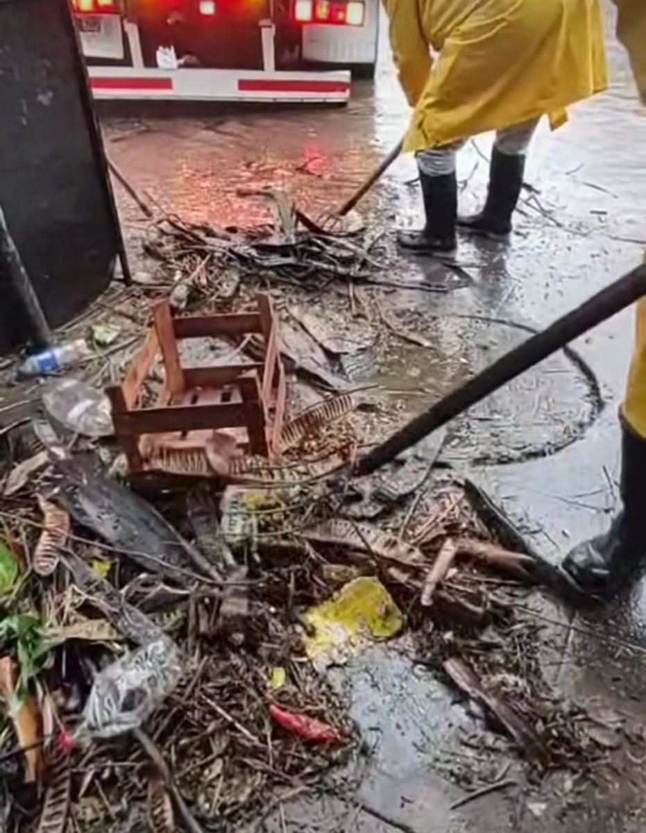 Llovió más de 100 mm hoy en Resistencia y toda la región.
Va a seguir los próximos días.
Lamentablemente ahí se ven las consecuencias respecto a como actuamos como ciudadanos y como autoridades.
Los desagües se tapan, la ciudad se inunda. Además del viento y árboles caídos.