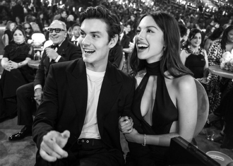 Em decorrência dos recentes acontecimentos declaro luto na página por tempo indeterminado. 😖