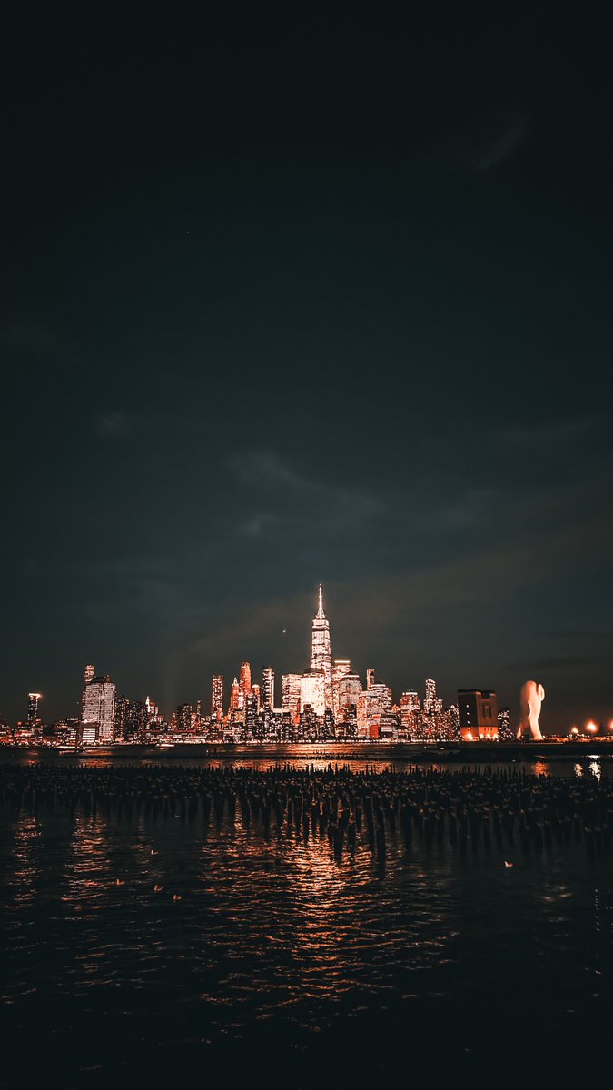 همتم بدرقهٔ راه کن ای طایرِ قدس
که دراز است رَهِ مقصد و من نوسفرم

#حافظ