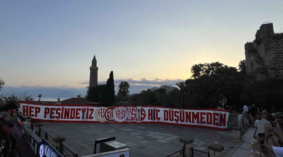 Bu SOGUKTA Maça Gidilir mi Dediler , Biz Oradaydık ..
Para Almadan Tribün mü Yapılır Dediler , Biz Oradaydık ..
Cebinizdeki Son Para Verilir mi Dediler , Biz Oradaydık ..
Antalyaspor Karnınızı mı Doyuruyor Dediler , Biz Oradaydık ..
Bu Takım Şampiyon Olamaz Dediler , Biz