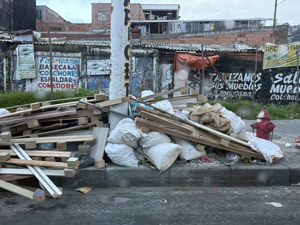 La <a href="/Uaesp/">Uaesp</a> anticipó la #Navidad para los habitantes del sector de la Carrera 9 entre calles 147 y 183.

Paquetes de todos los tamaños.

Qué caos este muladar <a href="/Bogota/">Alcaldía de Bogotá</a>