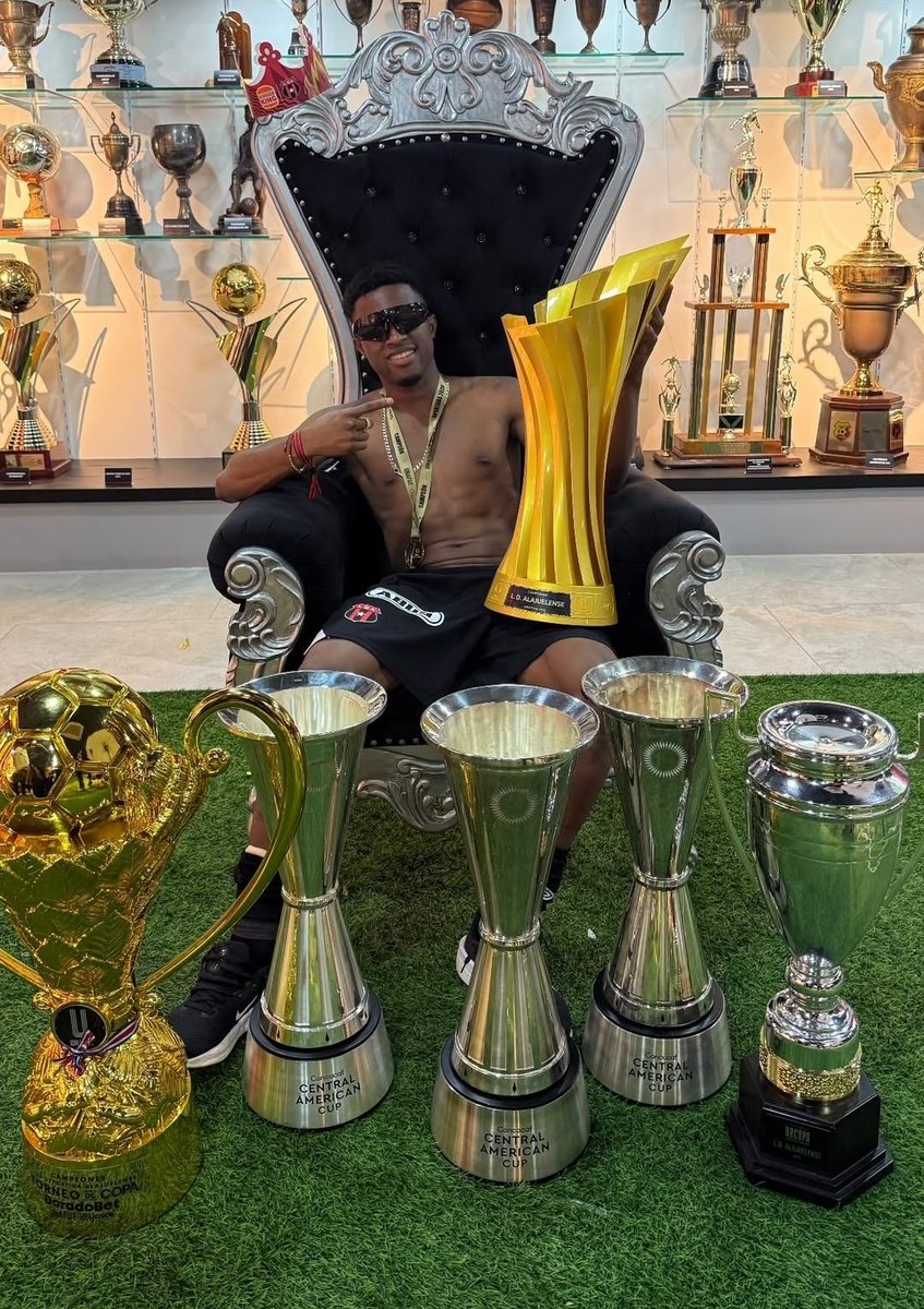 ProfeLDA_'s tweet image. Les hizo doblete en el Morera, los vacunó con un golazo en la final en su cancha, y se va campeón con el equipo de sus amores. Muchos éxitos, Kenyel; nos vemos en unos años. ❤️⭐🖤