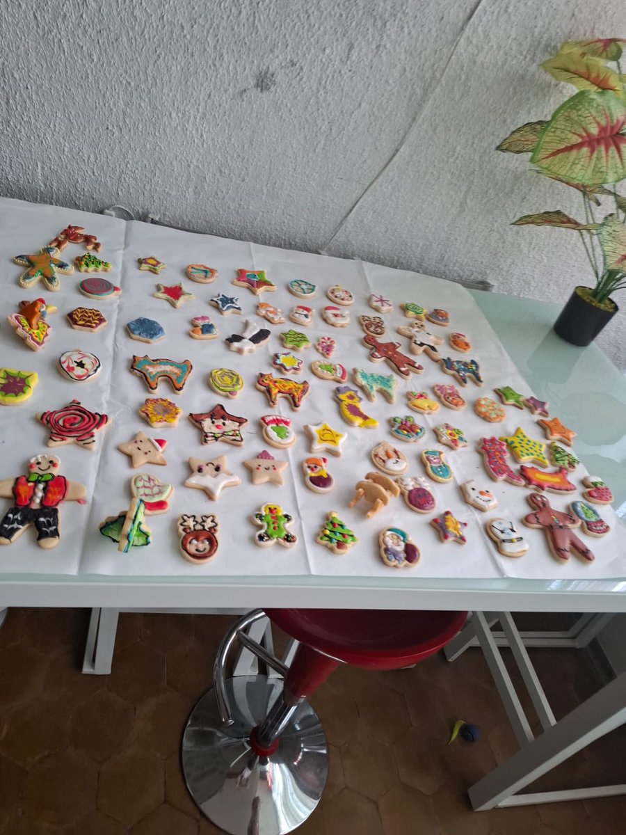 triwidad's tweet image. Me junté con mi familia a hacer galletas de navidad 😊