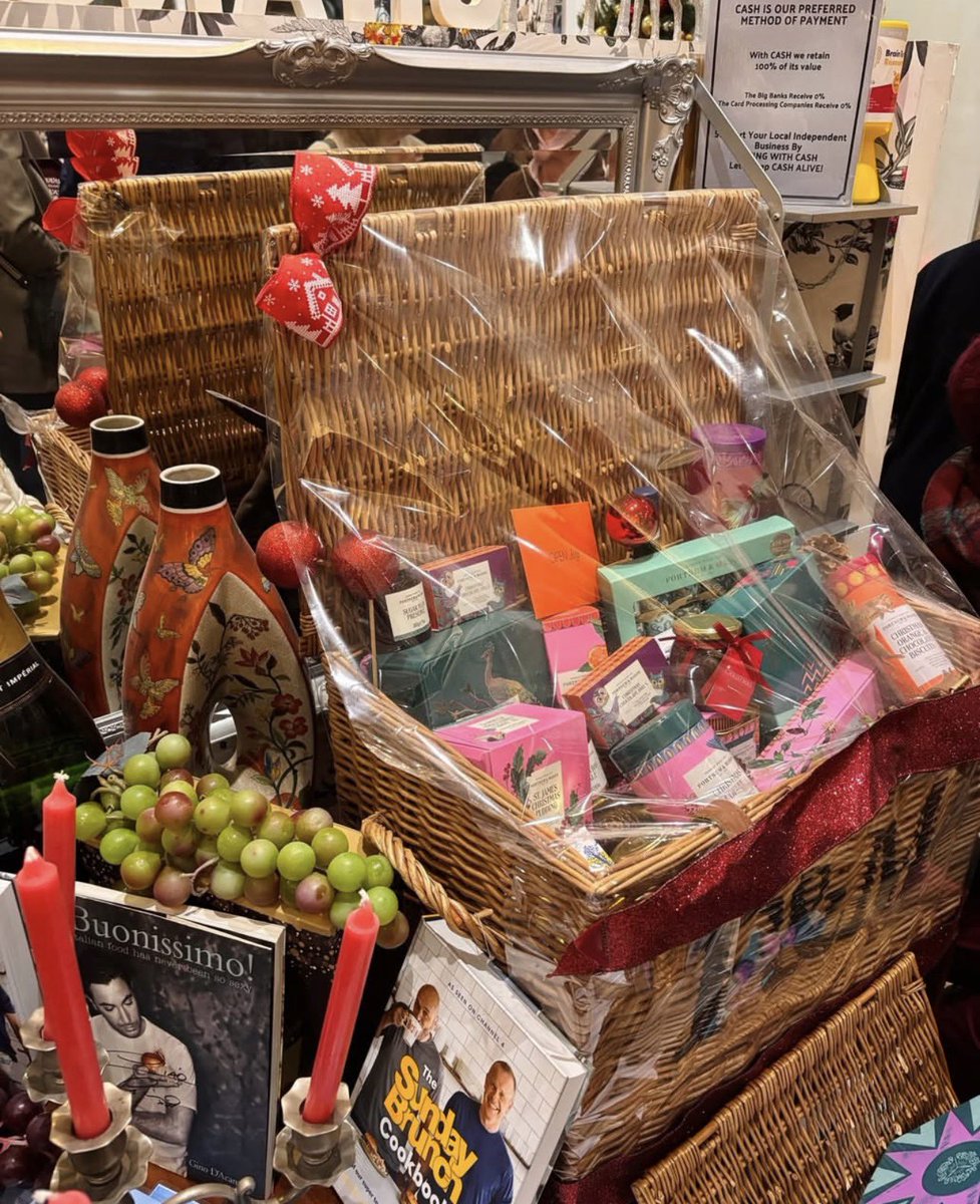 DrAyshaRaza's tweet photo. Wonderful @InWestEaling #ChristmasRaffle evening last night! The #Poundster was on form &amp; lots of money raised for very worthy cause @EalingSoup Our borough is blessed with such generous businesses &amp; communities supporting those that are struggling. https://t.co/tJQXIraF7v