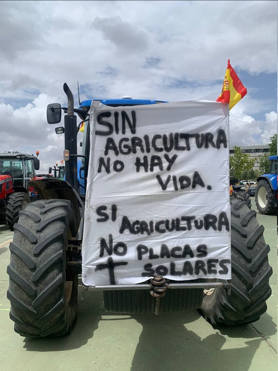 dejanirasilveir's tweet image. Apoyo TOTAL a nuestros Agricultores.
Su ira no es un desorden, sino un grito de desesperación ante un poder que los está arruinando y destruyendo. 
Los que alimentan a la humanidad, sino lo apoyamos, mañana serán llorados.

🔥🔥🔥🔥☄️
