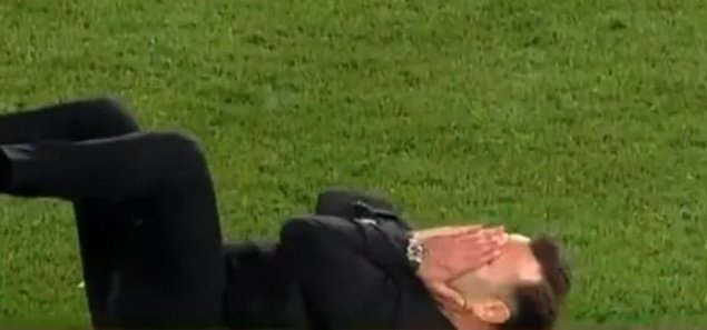 ParatorT's tweet image. Okan Buruk,arsız ,utanmaz, 4 yıl 48 transfer hala kadro yetersiz diyor. Bir sistem kuramadığı icin kadroda kuramıyor, 1-2 futbolcu çıkıp hünerini gösterecekte maç kazanacaksın, o da yetmiyor, hakemler de dürtecek.
Hele avrupa oldumu domaltıp yolluyorlar,utanan yok
#GSvKSP