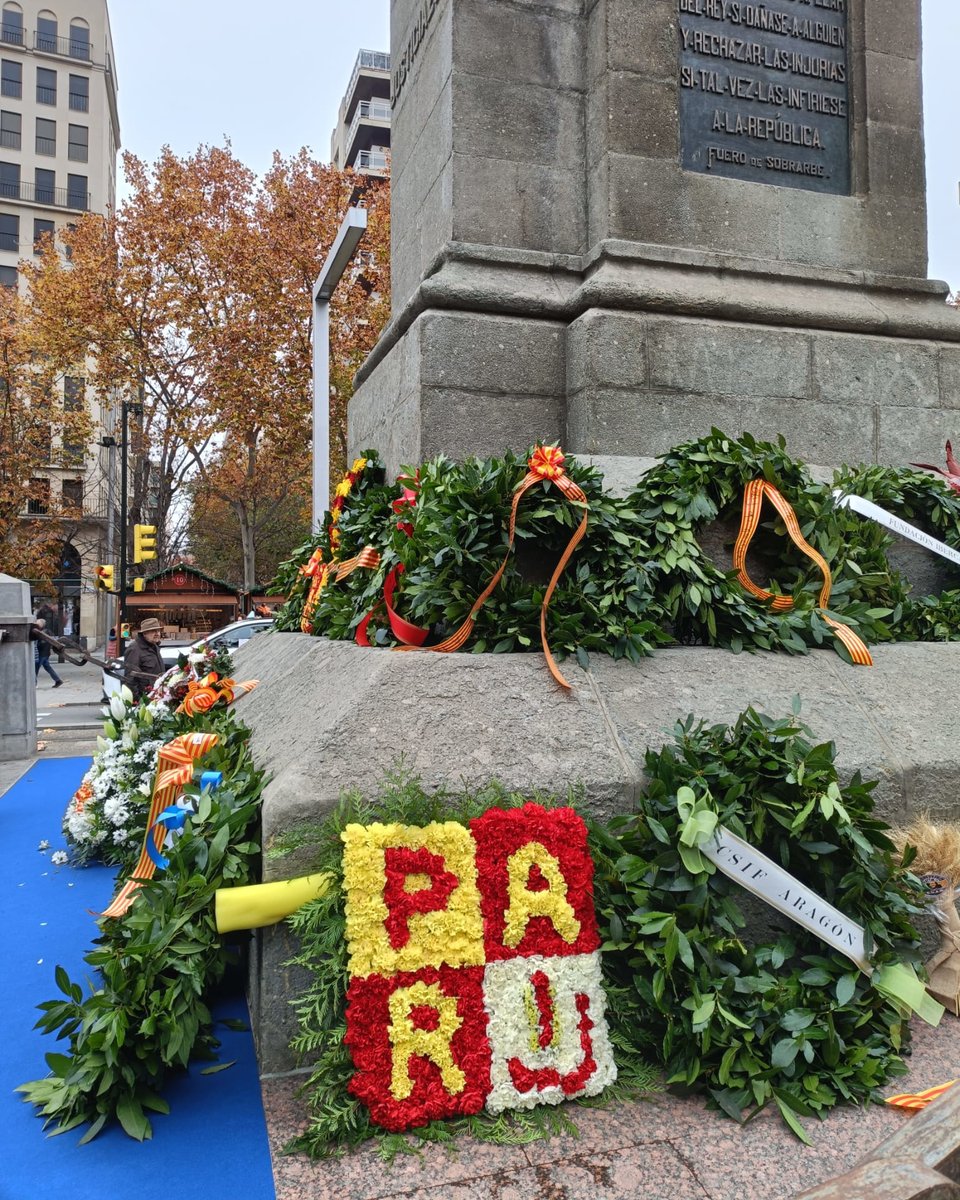 AragonPAR's tweet image. 🤔 Han sucedido cosas el finde...
💐🟡🔴🟡 Para nosotros #PartidoAragonés lo más importante ha sido compartir el homenaje al Justicia de #Aragón el #20D 
Alberto Izquierdo: "Más que nunca debemos reivindicar las libertades y los derechos de los aragoneses, que nos hacen únicos".
