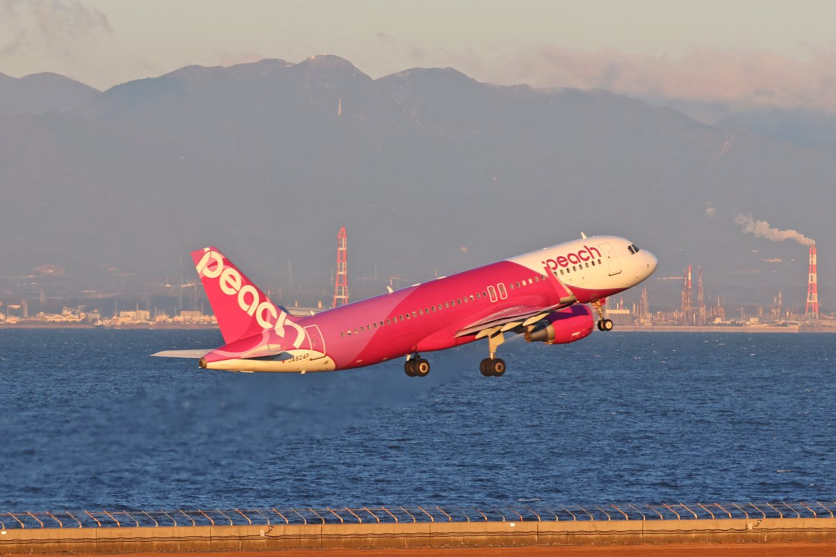 今朝は寒いですが、その分視程も良いですね。Peachの千歳便が