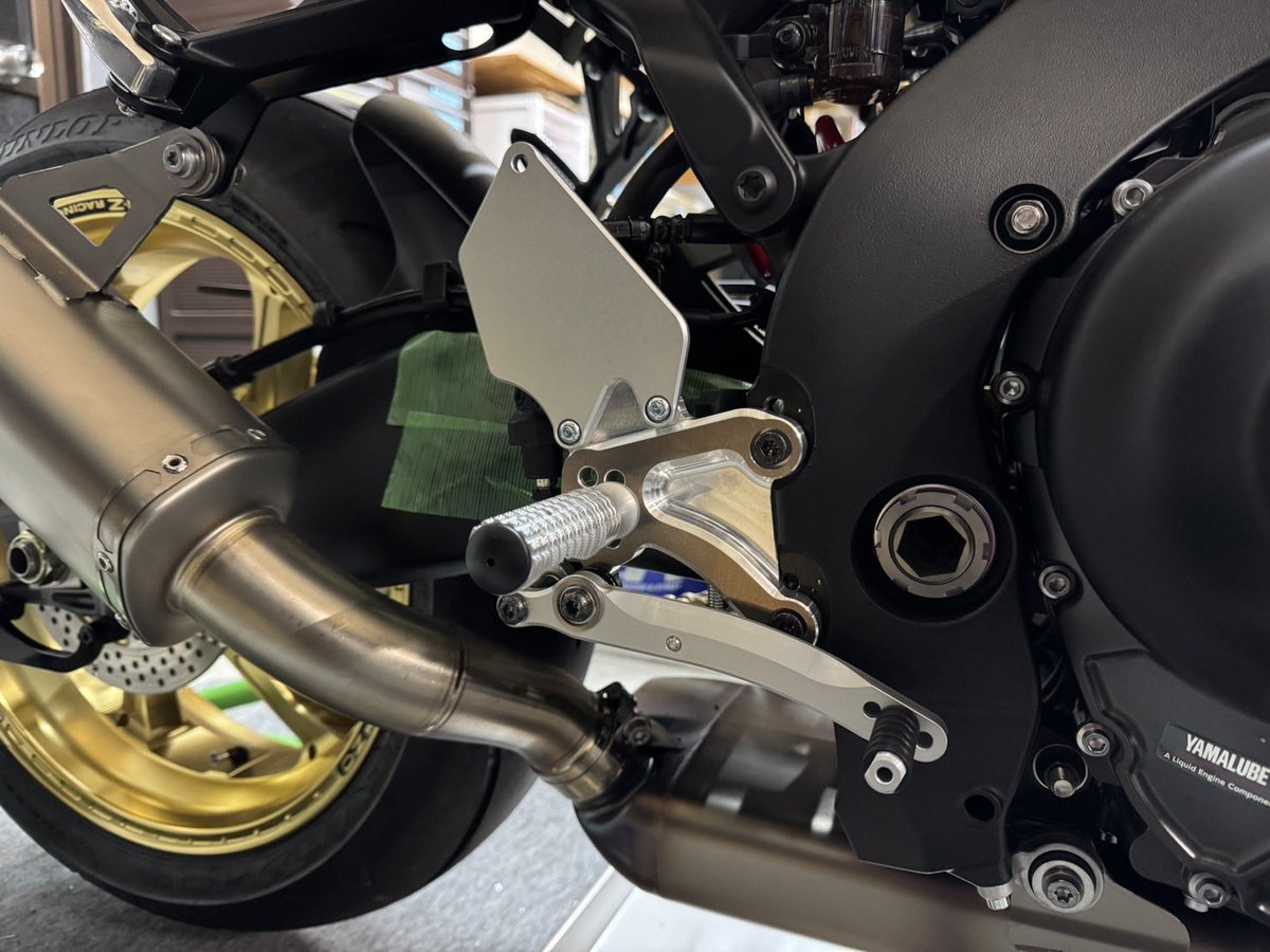 開発中のYZF-R9のバックステップ 似合うのは何色でしょう？