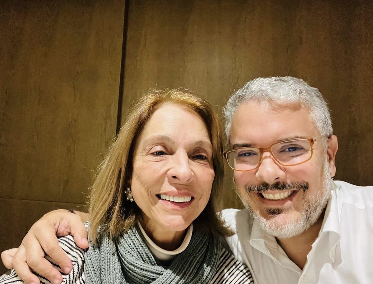 Wilson_Suaza_'s tweet image. 🗣️🚨NO DEJEMOS PERDER ESTA JOYA.

IVAN DUQUE, entregó el manejo de los Bienes de la SAE a su mamita...

Es muy extraño que los que festejan   hoy lo de los Exministroa, dejen  pasar por alto a la "madrina"...

Dale RT 🔄🙏