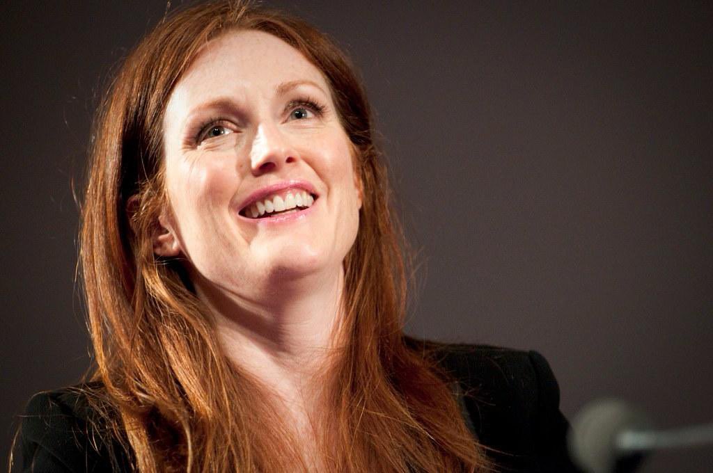 daily julianne moore tweet media