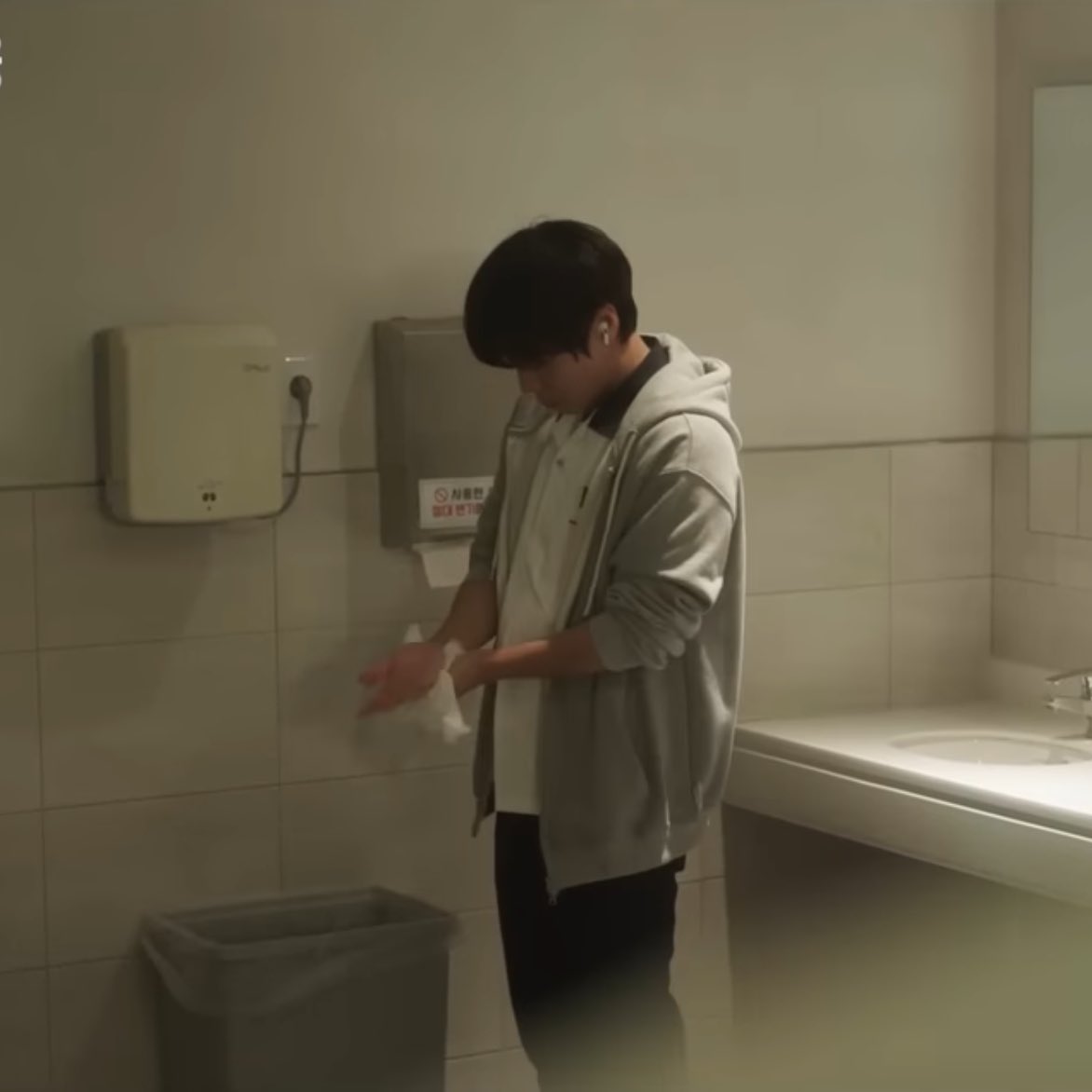 katevishop's tweet photo. [from the weak hero class 1 script book] <deleted bathroom scene >

Si-eun and Soo-ho pass each other. He winks—just like that—and leaves.

Si-eun watches Soo-ho, thinking, 'What's with that nosiness?' https://t.co/LmlRFRzRFa