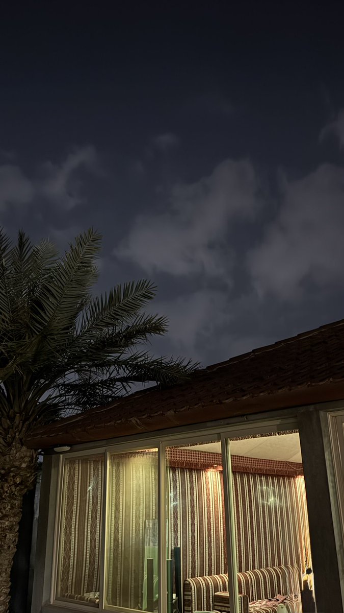 عذب الكلام اللي معك مايجرح الحب النبيل
اعتق نسايم كلمتك ، وأسمح لـ هالليله تهبّ
ٰ
سولف ترا صمتك طويل وليلي الأظلم طويل
ولا يقصّر الليل الطويل إلا سوالف من تحب !