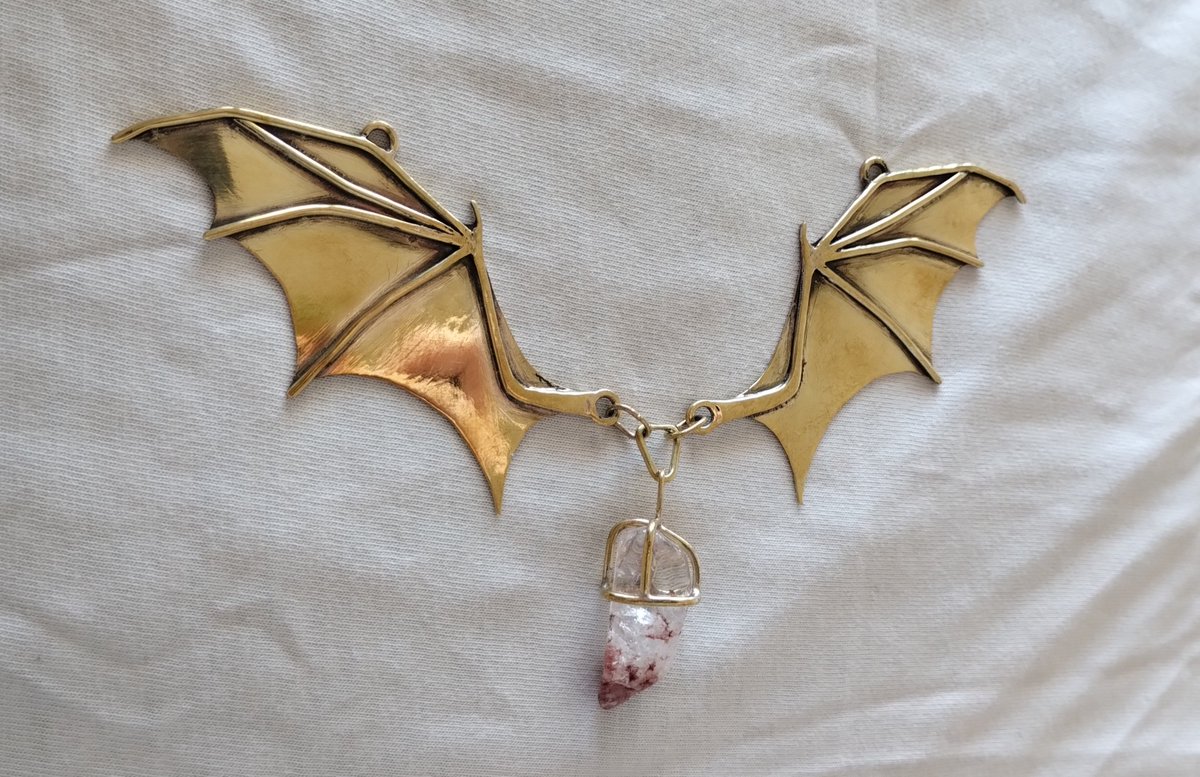 cryingatspace's tweet image. finished the necklace for @Inyssa12 💞🦇

a lot of work and a lot learned!

#metalwork #jewelry #art