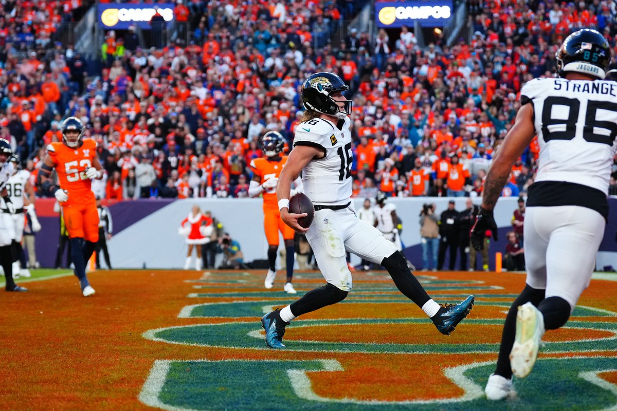 UnderdogNFL's tweet image. Trevor Lawrence since Week 13 (and counting):

1,050 passing yards
14 total TDs
0 INTs