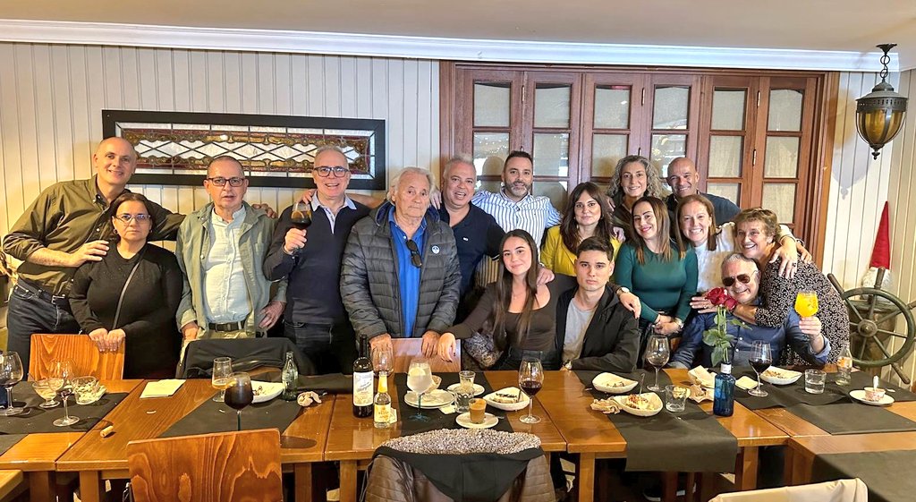 ASEM_HECTOR's tweet photo. 🎄✨ En ASEM hemos celebrado nuestro almuerzo de Navidad, un momento para agradecer, compartir y mirar al nuevo año con ilusión.

🎁 Gracias por la confianza
🥂 Por un 2026 lleno de proyectos
✨ ¡Felices Fiestas!

#ASEM #ASGEST #EquipoASEM #FelicesFiestas #GraciasPorConfiar https://t.co/WuQJjoMgUy