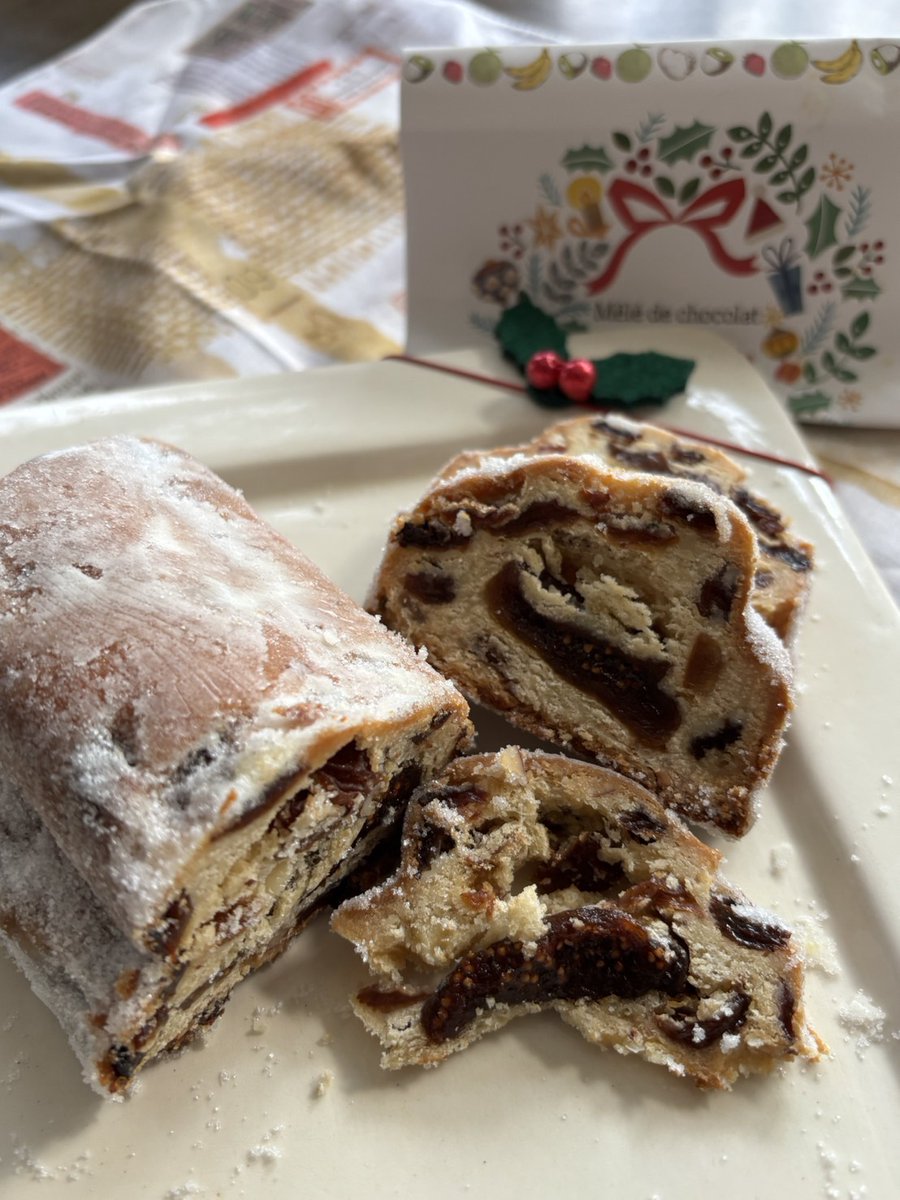 ドライいちじくがたっぷり入ってたシュトーレン。プチプチした食感にスパイスが効いた甘さと期待以上のラム酒の香りでここ数年で優勝のシュトーレン！日に日に深まる味を楽しんでます。六本木スタッフ
#シュトーレン
#メレドショコラ