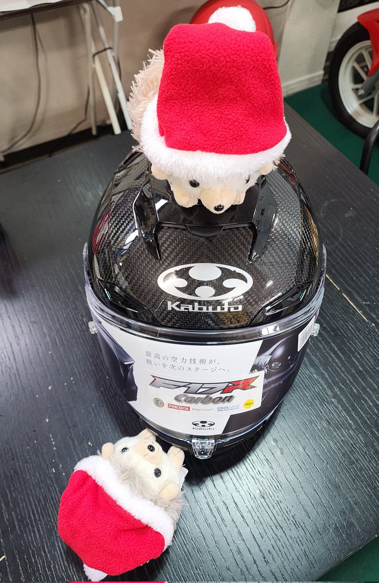 advancemc4ce's tweet photo. Kabuto F17R Carbon
ご注文頂いていた分が入荷しました🏁

空箱なのかな？という軽さにビックリ💦

お買い上げありがとうございます❤️🦔

#kabutoF17R
#はりねずみのハリン
#アミュキャラぬい撮り https://t.co/vMirw2e9PK