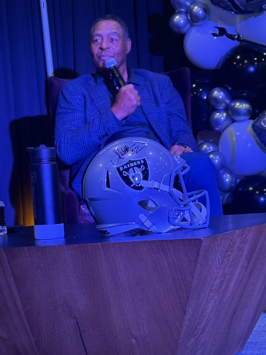 VoiceUknow's tweet photo. It was a true honor to interview Raiders Legend and Pro Football Hall of Famer Marcus Allen! Thank you Eureka Casino Resort having me be your emcee! #Raiders #NFL #USCTojans #ncaafootball #Blessed https://t.co/fSoAHQMZ1A