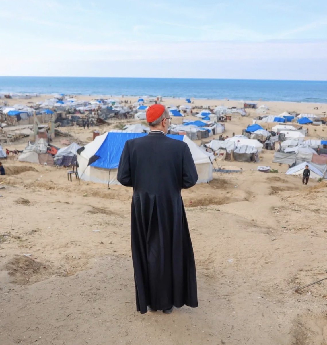 avantibionda's tweet image. Pizzaballa davanti alle tende degli sfollati di Gaza.
#FreePalestine