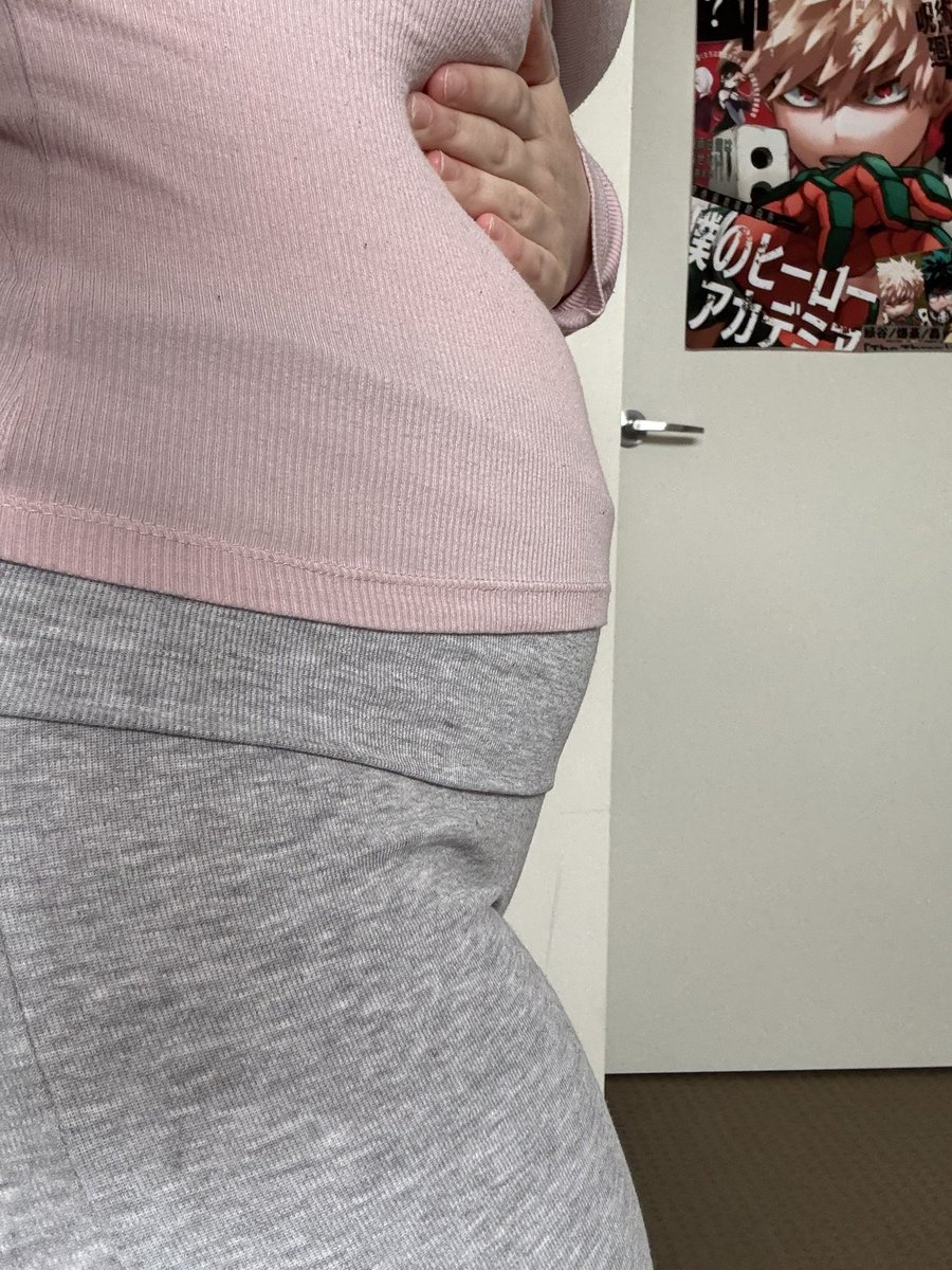 starsbymooniee's tweet photo. I’m so desperate rn I drank 1.5 litres of water in preparation for my Christmas present for you all. A little sneak peak :3 also when I do eventually wet I’ll post like a 10 second clip of it today but you’ll get the full one on Christmas >.< #omorashi #bladderbulge #desperation https://t.co/1w238wr8F8