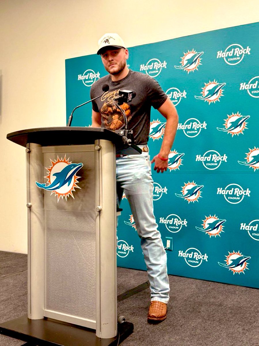 This is how a man from Texas addresses the media postgame …

No scarf, handbag, fur coat or painted nails.

A George Strait t-shirt, some broken in jeans and a pair of badass boots.

Amen … and Hook ‘em. 🤘🏼🏈😤